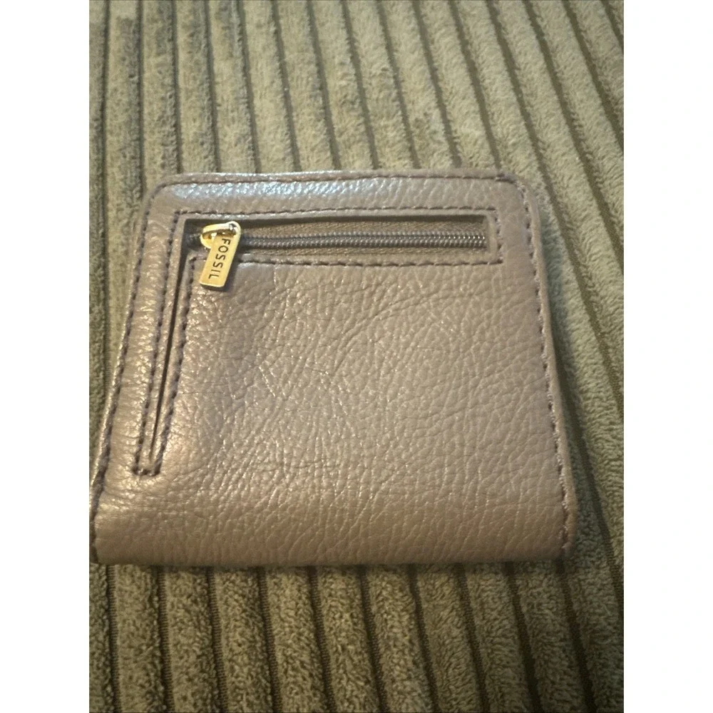 Fossil Women's Bifold Pebble Leather Wallet Grey Snap Close Rivets